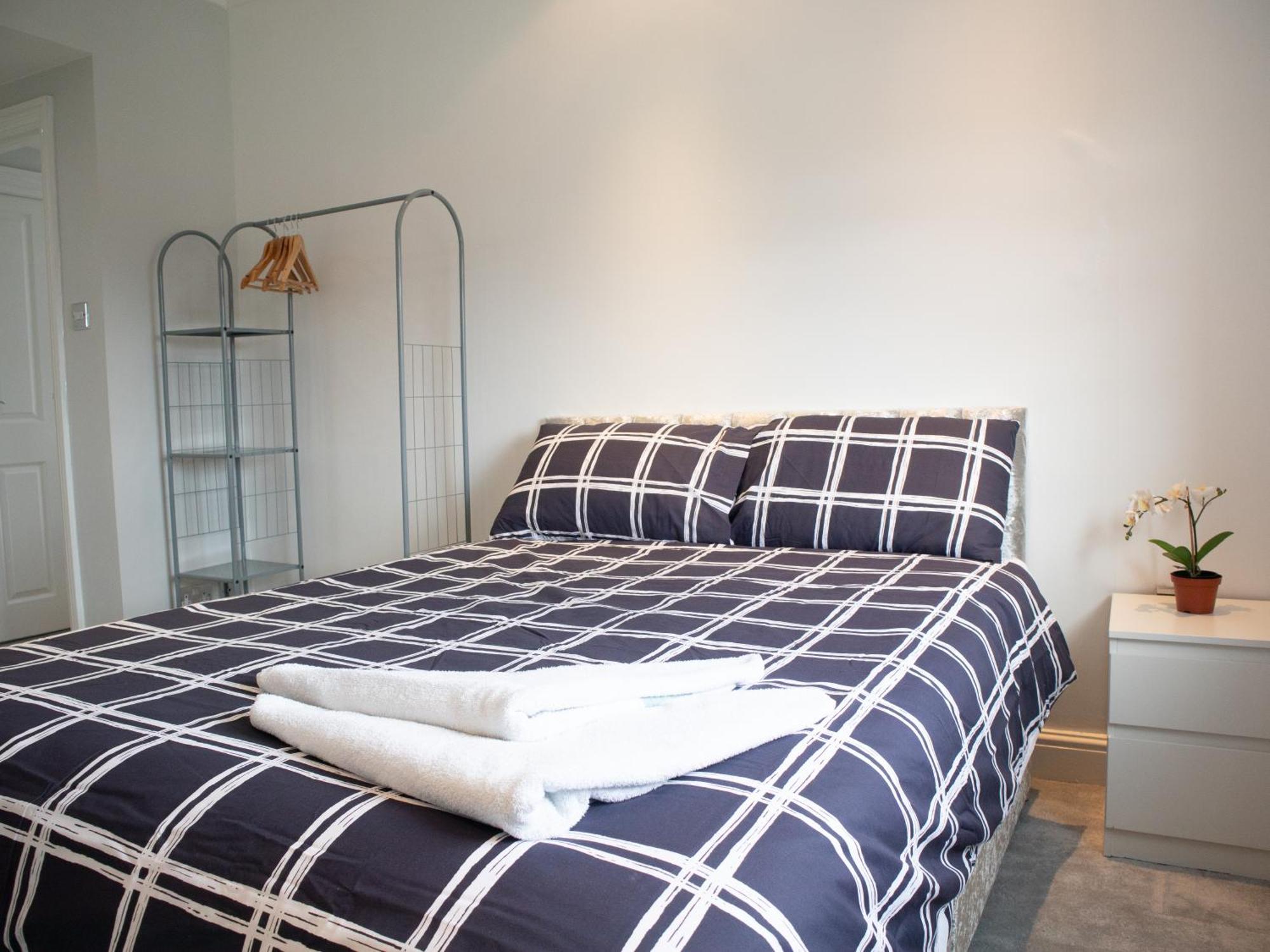 Bright Private Terrace - Free Private Parking - Tv - Wifi - Netflix Apartment Кройдон Екстериор снимка