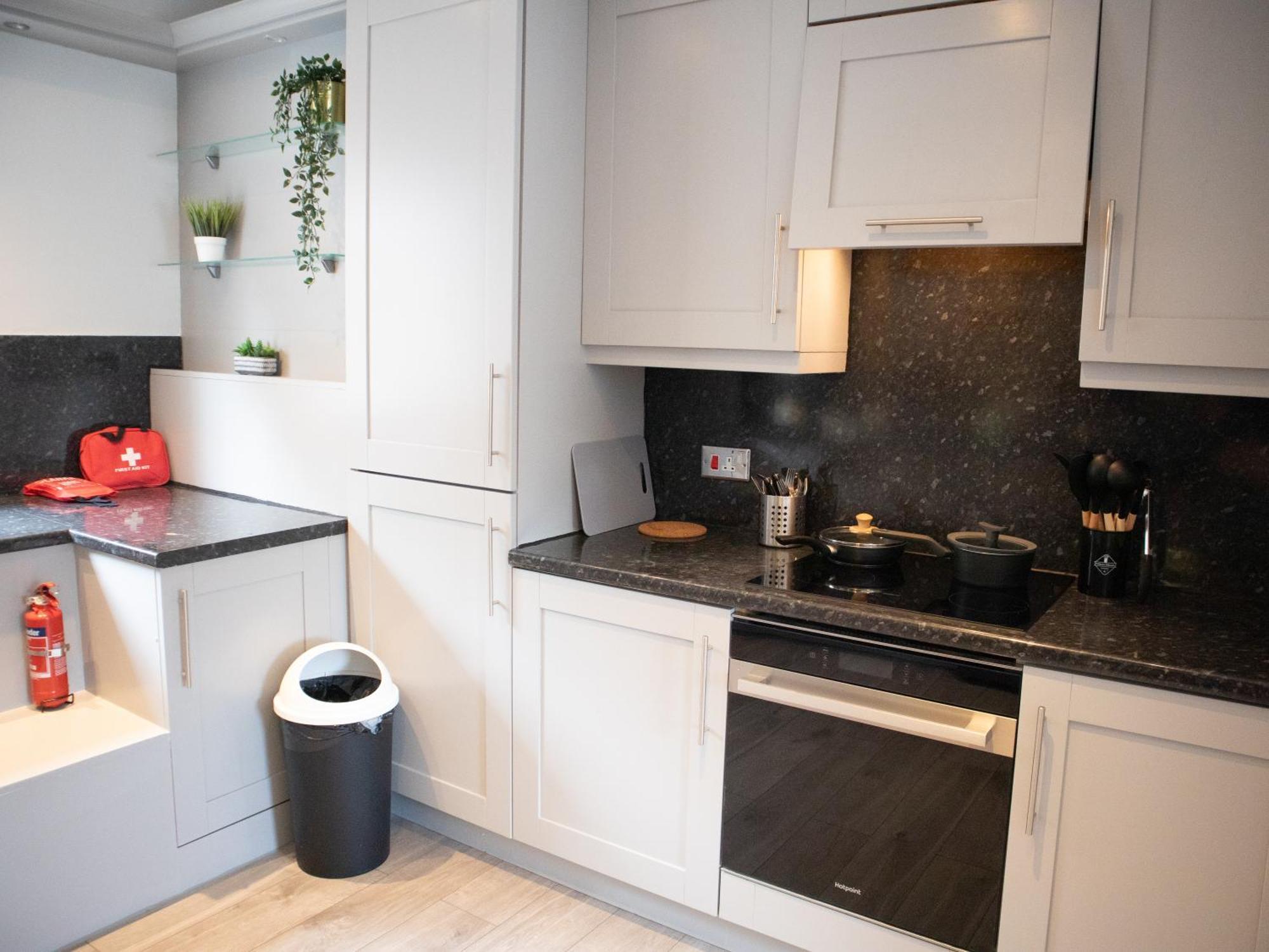 Bright Private Terrace - Free Private Parking - Tv - Wifi - Netflix Apartment Кройдон Екстериор снимка