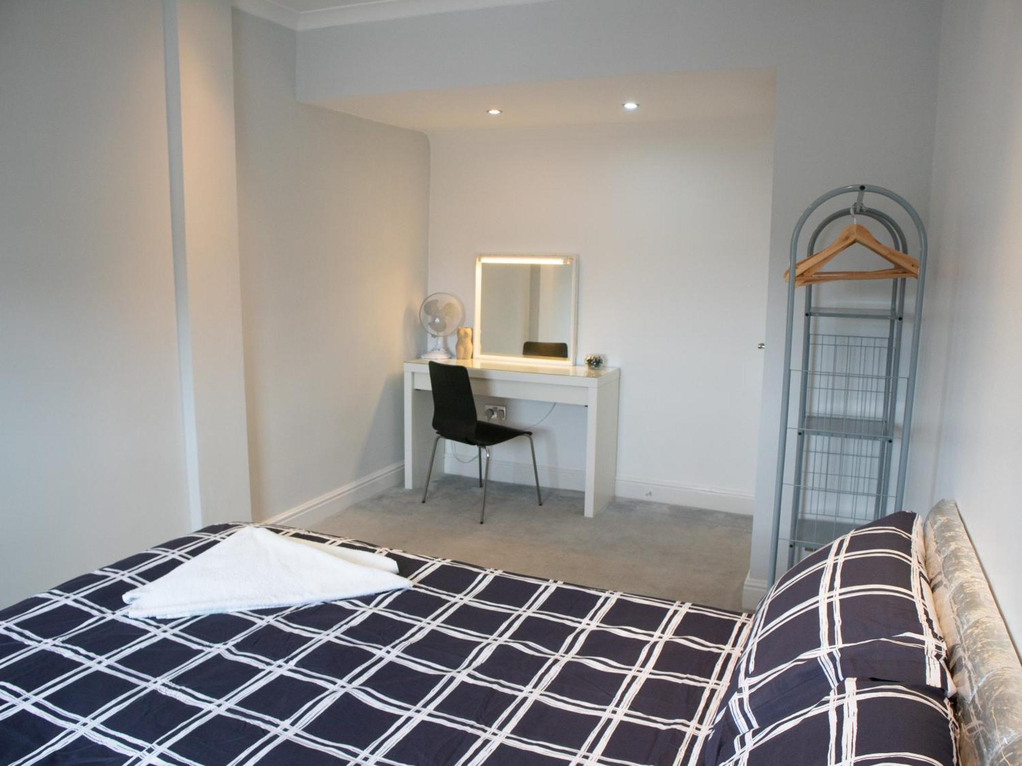 Bright Private Terrace - Free Private Parking - Tv - Wifi - Netflix Apartment Кройдон Екстериор снимка